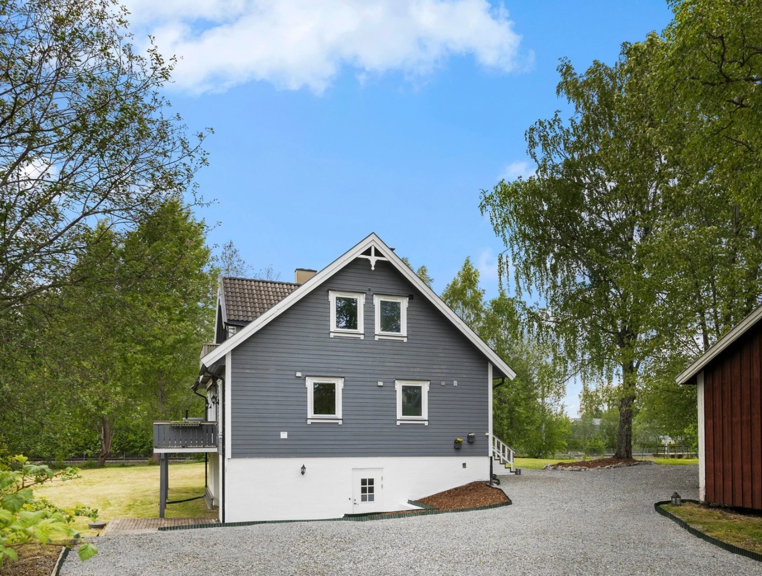 Biloppstillingsplass for 2 biler til venstre. 